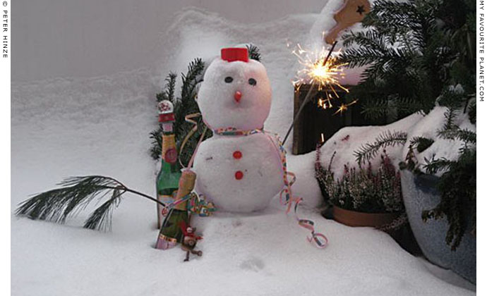 A snowman celebrating New Year's Eve by Peter Hinze at The Cheshire Cat Blog