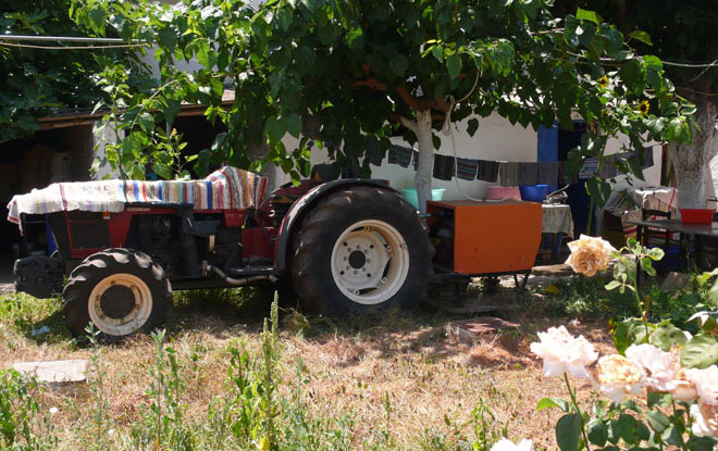 Tractor-powered washing machine at The Cheshire Cat Blog
